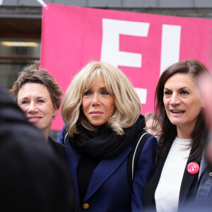 Crystelle Cottart, présidente d'ELA France et la Première Dame Brigitte Macron lors de la lecture de la dictée ELA, avec le texte "Un monde sans frontières" de Sabyl Ghoussoub, prix Goncourt des Lycéens 2022 pour le lancement de la 20ème édition de la campagne "Mets tes baskets et bats la maladie" en soutien à l'Association Européenne de Leucodystrophie (ELA) à l'école Lemercier, à Paris, France, le 16 octobre 2023. © Dominique Jacovides/Bestimage 