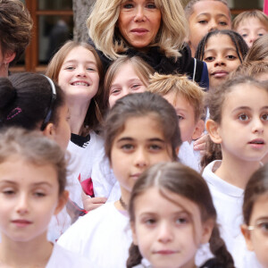 La Première Dame Brigitte Macron lors de la lecture de la dictée ELA, avec le texte "Un monde sans frontières" de Sabyl Ghoussoub, prix Goncourt des Lycéens 2022 pour le lancement de la 20ème édition de la campagne "Mets tes baskets et bats la maladie" en soutien à l'Association Européenne de Leucodystrophie (ELA) à l'école Lemercier, à Paris, France, le 16 octobre 2023. © Dominique Jacovides/Bestimage 