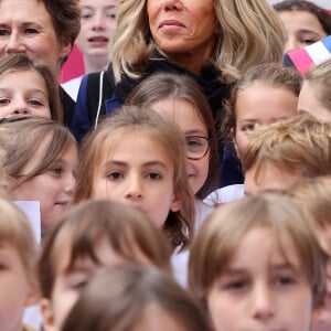 La Première Dame Brigitte Macron lors de la lecture de la dictée ELA, avec le texte "Un monde sans frontières" de Sabyl Ghoussoub, prix Goncourt des Lycéens 2022 pour le lancement de la 20ème édition de la campagne "Mets tes baskets et bats la maladie" en soutien à l'Association Européenne de Leucodystrophie (ELA) à l'école Lemercier, à Paris, France, le 16 octobre 2023. © Dominique Jacovides/Bestimage 