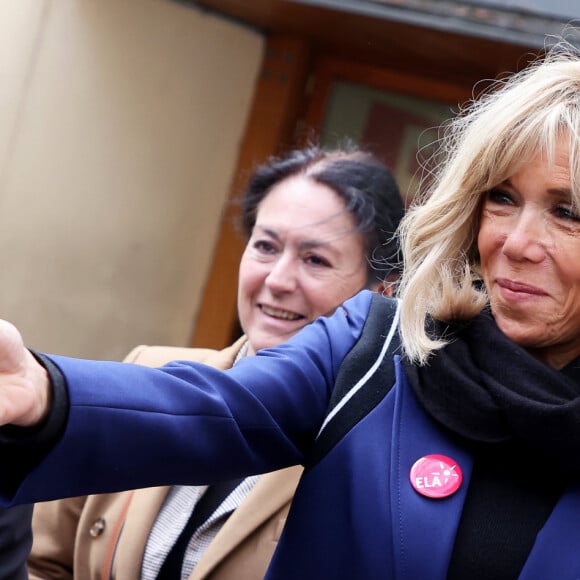 Crystelle Cottart, présidente d'ELA France et la Première Dame Brigitte Macron lors de la lecture de la dictée ELA, avec le texte "Un monde sans frontières" de Sabyl Ghoussoub, prix Goncourt des Lycéens 2022 pour le lancement de la 20ème édition de la campagne "Mets tes baskets et bats la maladie" en soutien à l'Association Européenne de Leucodystrophie (ELA) à l'école Lemercier, à Paris, France, le 16 octobre 2023. © Dominique Jacovides/Bestimage 