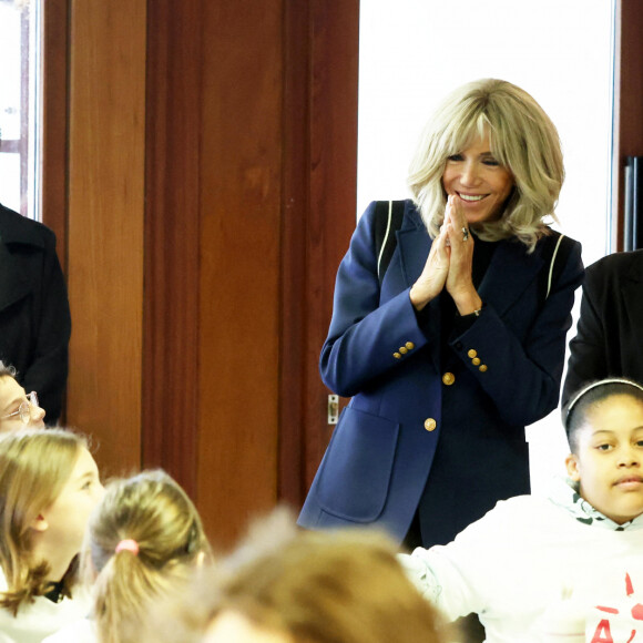 La Première Dame Brigitte Macron et Crystelle Cottart, présidente d'ELA France lors de la lecture de la dictée ELA, avec le texte "Un monde sans frontières" de Sabyl Ghoussoub, prix Goncourt des Lycéens 2022 pour le lancement de la 20ème édition de la campagne "Mets tes baskets et bats la maladie" en soutien à l'Association Européenne de Leucodystrophie (ELA) à l'école Lemercier, à Paris, France, le 16 octobre 2023. © Dominique Jacovides/Bestimage 