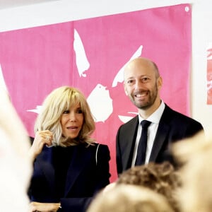 Pour l'occasion, le ministre Stanislas Guérini, en charge de la Transformation et de la Fonction publiqueen avait profité pour venir.
La Première Dame Brigitte Macron et Stanislas Guerini, ministre de la Transformation et de la Fonction publique lors de la lecture de la dictée ELA, avec le texte "Un monde sans frontières" de Sabyl Ghoussoub, prix Goncourt des Lycéens 2022 pour le lancement de la 20ème édition de la campagne "Mets tes baskets et bats la maladie" en soutien à l'Association Européenne de Leucodystrophie (ELA) à l'école Lemercier, à Paris, France, le 16 octobre 2023. © Dominique Jacovides/Bestimage 