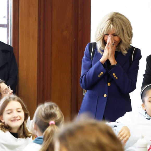 La Première Dame Brigitte Macron et Crystelle Cottart, présidente d'ELA France lors de la lecture de la dictée ELA, avec le texte "Un monde sans frontières" de Sabyl Ghoussoub, prix Goncourt des Lycéens 2022 pour le lancement de la 20ème édition de la campagne "Mets tes baskets et bats la maladie" en soutien à l'Association Européenne de Leucodystrophie (ELA) à l'école Lemercier, à Paris, France, le 16 octobre 2023. © Dominique Jacovides/Bestimage 