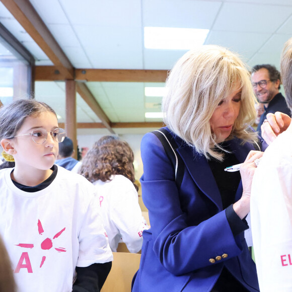 Et Brigitte Macron en a profité, quant à elle, pour affirmer "toute son admiration" au corps enseignant.
La Première Dame Brigitte Macron lors de la lecture de la dictée ELA, avec le texte "Un monde sans frontières" de Sabyl Ghoussoub, prix Goncourt des Lycéens 2022 pour le lancement de la 20ème édition de la campagne "Mets tes baskets et bats la maladie" en soutien à l'Association Européenne de Leucodystrophie (ELA) à l'école Lemercier, à Paris, France, le 16 octobre 2023. © Dominique Jacovides/Bestimage 