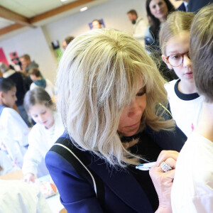 La Première Dame Brigitte Macron lors de la lecture de la dictée ELA, avec le texte "Un monde sans frontières" de Sabyl Ghoussoub, prix Goncourt des Lycéens 2022 pour le lancement de la 20ème édition de la campagne "Mets tes baskets et bats la maladie" en soutien à l'Association Européenne de Leucodystrophie (ELA) à l'école Lemercier, à Paris, France, le 16 octobre 2023. © Dominique Jacovides/Bestimage 