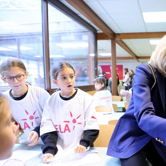 La Première Dame Brigitte Macron lors de la lecture de la dictée ELA, avec le texte "Un monde sans frontières" de Sabyl Ghoussoub, prix Goncourt des Lycéens 2022 pour le lancement de la 20ème édition de la campagne "Mets tes baskets et bats la maladie" en soutien à l'Association Européenne de Leucodystrophie (ELA) à l'école Lemercier, à Paris, France, le 16 octobre 2023. © Dominique Jacovides/Bestimage 