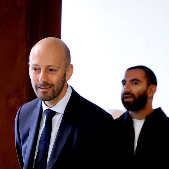 Stanislas Guerini, ministre de la Transformation et de la Fonction publique et Sabyl Ghoussoub, écrivain lors de la lecture de la dictée ELA, avec le texte "Un monde sans frontières" de Sabyl Ghoussoub, prix Goncourt des Lycéens 2022 pour le lancement de la 20ème édition de la campagne "Mets tes baskets et bats la maladie" en soutien à l'Association Européenne de Leucodystrophie (ELA) à l'école Lemercier, à Paris, France, le 16 octobre 2023. © Dominique Jacovides/Bestimage 