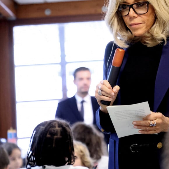 Elle s'est amusée à lire le texte entourée des enfants.
La Première Dame Brigitte Macron lors de la lecture de la dictée ELA, avec le texte "Un monde sans frontières" de Sabyl Ghoussoub, prix Goncourt des Lycéens 2022 pour le lancement de la 20ème édition de la campagne "Mets tes baskets et bats la maladie" en soutien à l'Association Européenne de Leucodystrophie (ELA) à l'école Lemercier, à Paris, France, le 16 octobre 2023. © Dominique Jacovides/Bestimage 