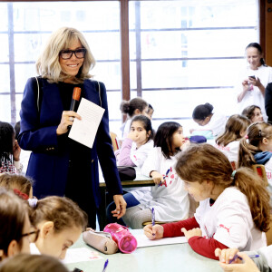 La Première Dame Brigitte Macron lors de la lecture de la dictée ELA, avec le texte "Un monde sans frontières" de Sabyl Ghoussoub, prix Goncourt des Lycéens 2022 pour le lancement de la 20ème édition de la campagne "Mets tes baskets et bats la maladie" en soutien à l'Association Européenne de Leucodystrophie (ELA) à l'école Lemercier, à Paris, France, le 16 octobre 2023. © Dominique Jacovides/Bestimage 