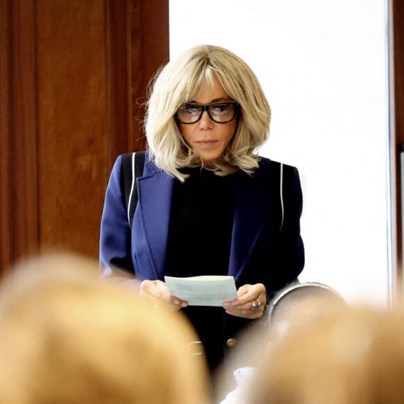 La Première Dame Brigitte Macron lors de la lecture de la dictée ELA, avec le texte "Un monde sans frontières" de Sabyl Ghoussoub, prix Goncourt des Lycéens 2022 pour le lancement de la 20ème édition de la campagne "Mets tes baskets et bats la maladie" en soutien à l'Association Européenne de Leucodystrophie (ELA) à l'école Lemercier, à Paris, France, le 16 octobre 2023. © Dominique Jacovides/Bestimage 