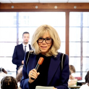 La Première Dame Brigitte Macron lors de la lecture de la dictée ELA, avec le texte "Un monde sans frontières" de Sabyl Ghoussoub, prix Goncourt des Lycéens 2022 pour le lancement de la 20ème édition de la campagne "Mets tes baskets et bats la maladie" en soutien à l'Association Européenne de Leucodystrophie (ELA) à l'école Lemercier, à Paris, France, le 16 octobre 2023. © Dominique Jacovides/Bestimage 