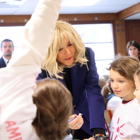 La Première Dame Brigitte Macron lors de la lecture de la dictée ELA, avec le texte "Un monde sans frontières" de Sabyl Ghoussoub, prix Goncourt des Lycéens 2022 pour le lancement de la 20ème édition de la campagne "Mets tes baskets et bats la maladie" en soutien à l'Association Européenne de Leucodystrophie (ELA) à l'école Lemercier, à Paris, France, le 16 octobre 2023. © Dominique Jacovides/Bestimage 