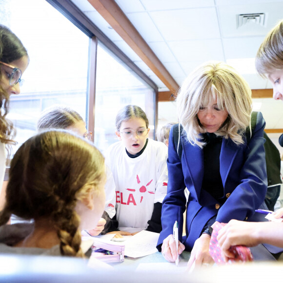 La Première Dame Brigitte Macron lors de la lecture de la dictée ELA, avec le texte "Un monde sans frontières" de Sabyl Ghoussoub, prix Goncourt des Lycéens 2022 pour le lancement de la 20ème édition de la campagne "Mets tes baskets et bats la maladie" en soutien à l'Association Européenne de Leucodystrophie (ELA) à l'école Lemercier, à Paris, France, le 16 octobre 2023. © Dominique Jacovides/Bestimage 