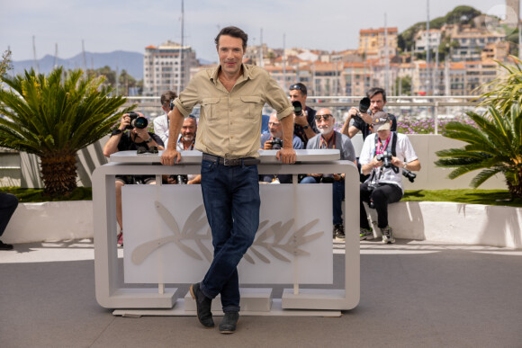 Le réalisateur Nicolas Bedos au photocall de "Mascarade" lors du 75e Festival International du Film de Cannes, le 28 mai 2022. © Olivier Borde / Bestimage