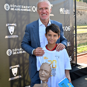 Didier Deschamps, le sélectionneur de l'équipe de France de Football, a assisté au lancement de la grande campagne de communication du département des Alpes-Maritimes et du SDIS 06 : "20 Minutes Chrono pour Sauver une Vie" et une formation en simultané de 500 collégiens aux gestes qui sauvent, sur le terrain de sport du Fort Carré à Antibes, le 29 septembre 2023. Cette campagne « 20 minutes chrono pour sauver une vie » a pour objectif de recruter encore plus de volontaires qui recevront une sensibilisation de seulement 20 minutes de la part des sapeurs- pompiers. Cette opération vient s'inscrire dans le cadre de la Journée Mondiale du Coeur, en présence de Charles Ange Ginésy, le président du Conseil Départemental des Alpes-Maritimes, d'Eric Ciotti, le député de la 1ere circonscription des Alpes-Maritimes et président des LR, Jean Léonetti, le maire d'Antibes Juan les Pins, d'Alain Bernard, ancien nageur triple médaillé Olympique aux JO de Pékin en 2008, et Rémi Ragnar, sapeur-pompier et influenceur. Il a d'ailleurs fait une séance d'échauffements avec les 500 collegiens pour les sensibiliser auc bienfaits du sport sur le corps et l'esprit. 50000 adultes décèdent d’un arrêt cardiaque inopiné survenant pour la plupart en présence de témoins ne sachant pas agir. 20% c'est le pourcentage de personnes de personnes formées à la pratique du massage cardiaque en France. Les sapeurs-pompiers des Alpes-Maritimes interviennent en moyenne sur 3 arrêts cardiaques par jour. 95% c'est le pourcentage de chance de mourir en France aujourd'hui d'un arrêt cardiaque inopiné, d'où l'importance de former le plus grand nombre aux gestes qui sauvent, de leur permettre de savoir utiliser les défibrilateurs installés en libre service dans les villes et d'utiliser pour cela l'application "Staying Alive". Une fois que les personnes ont été sensibilisées ou formées, elles peuvent s'inscrire sur "Staying Alive". Si l’arrêt cardiaque ne survient pas devant la personne formée mais chez son voisin ou dans un magasin proche de sa position, n’étant pas informé, la personne formée ne sera d’aucune utilité sauf si elle a téléchargé l’application "Staying Alive", utilisée par les sapeurs-pompiers. Les sapeurs-pompiers la déclenche pour améliorer les chances de sauver une vie, dès lors qu’ils ont un appel pour une personne supposée en arrêt cardiaque. L'application permmet aussi de géo-localiser défibrillateurs situés géneralement dans les espaces publics, stades, collèges, grandes surfaces, copropriétés © Bruno Bebert/Bestimage