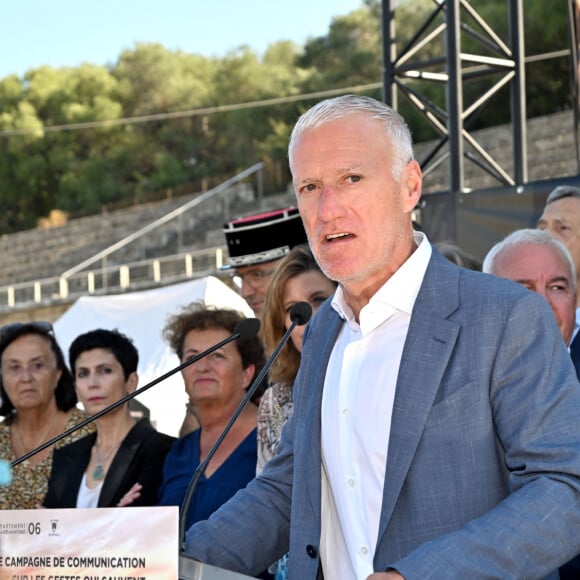 Didier Deschamps, le sélectionneur de l'équipe de France de Football, a assisté au lancement de la grande campagne de communication du département des Alpes-Maritimes et du SDIS 06 : "20 Minutes Chrono pour Sauver une Vie" et une formation en simultané de 500 collégiens aux gestes qui sauvent, sur le terrain de sport du Fort Carré à Antibes, le 29 septembre 2023. Cette campagne « 20 minutes chrono pour sauver une vie » a pour objectif de recruter encore plus de volontaires qui recevront une sensibilisation de seulement 20 minutes de la part des sapeurs- pompiers. Cette opération vient s'inscrire dans le cadre de la Journée Mondiale du Coeur, en présence de Charles Ange Ginésy, le président du Conseil Départemental des Alpes-Maritimes, d'Eric Ciotti, le député de la 1ere circonscription des Alpes-Maritimes et président des LR, Jean Léonetti, le maire d'Antibes Juan les Pins, d'Alain Bernard, ancien nageur triple médaillé Olympique aux JO de Pékin en 2008, et Rémi Ragnar, sapeur-pompier et influenceur. Il a d'ailleurs fait une séance d'échauffements avec les 500 collegiens pour les sensibiliser auc bienfaits du sport sur le corps et l'esprit. 50000 adultes décèdent d’un arrêt cardiaque inopiné survenant pour la plupart en présence de témoins ne sachant pas agir. 20% c'est le pourcentage de personnes de personnes formées à la pratique du massage cardiaque en France. Les sapeurs-pompiers des Alpes-Maritimes interviennent en moyenne sur 3 arrêts cardiaques par jour. 95% c'est le pourcentage de chance de mourir en France aujourd'hui d'un arrêt cardiaque inopiné, d'où l'importance de former le plus grand nombre aux gestes qui sauvent, de leur permettre de savoir utiliser les défibrilateurs installés en libre service dans les villes et d'utiliser pour cela l'application "Staying Alive". Une fois que les personnes ont été sensibilisées ou formées, elles peuvent s'inscrire sur "Staying Alive". Si l’arrêt cardiaque ne survient pas devant la personne formée mais chez son voisin ou dans un magasin proche de sa position, n’étant pas informé, la personne formée ne sera d’aucune utilité sauf si elle a téléchargé l’application "Staying Alive", utilisée par les sapeurs-pompiers. Les sapeurs-pompiers la déclenche pour améliorer les chances de sauver une vie, dès lors qu’ils ont un appel pour une personne supposée en arrêt cardiaque. L'application permmet aussi de géo-localiser défibrillateurs situés géneralement dans les espaces publics, stades, collèges, grandes surfaces, copropriétés © Bruno Bebert/Bestimage