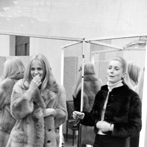 Un choix qui avait été dicté par leur mère.
Archives - En France, à Paris, Françoise DORLEAC et sa soeur Catherine DENEUVE. Le 8 mars 1967 © Michel Ristroph via Bestimage 
