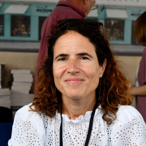 "J'ai pensé que c'était assez naturel puisque j'étais sa fille. C'était aussi une façon de lui rendre hommage, de créer de nouveaux liens entre ma famille paternelle et mes propres enfants."
Mazarine Pingeot - 25e édition du Festival du Livre à Nice le 18 septembre 2021. © Bruno Bebert/Bestimage