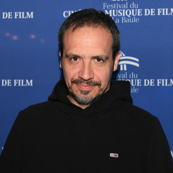 a compris assez vite que je n'étais pas son fils, mais celui de l'amant de ma mère, 
Alexandre Astier - Photocall de la cérémonie de clôture du 8ème Festival du Cinéma et Musique de Film de La Baule le 3 juillet 2022. © Rachid Bellak/bestimage