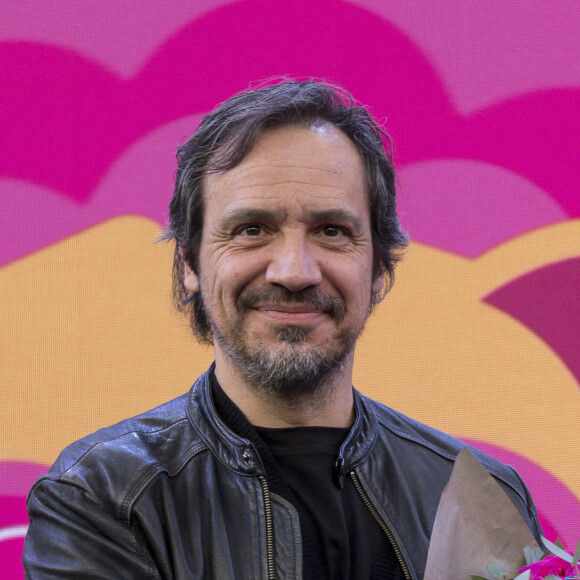 Alexandre Astier très fier en tant que lyonnais d'avoir une rose à son nom. La foire de Lyon annonce la création d’une nouvelle rose dédiée à un artiste lyonnais, Alexandre Astier. Cette nouvelle rose a été créée spécialement pour l’occasion par la Maison Meilland - 103ème édition de la Foire de Lyon 2023 (renommée la vie en rose après les annulations précédentes dues au Covid) au Parc des expositions "Eurexpo Lyon" à Chassieu, France, le 3 mars 2023. © Sandrine Thesillat/Panoramic/Bestimage 