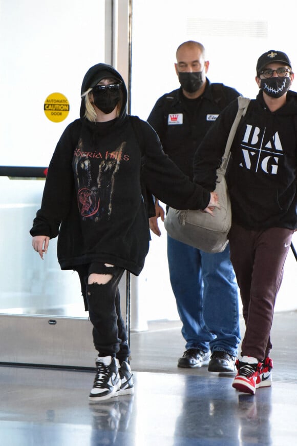 Exclusif - La chanteuse de 19 ans, Billie Eilish et son compagnon Matthew Tyler Vorce arrivent à l'aéroport JFK à New York, le 26 septembre 2021. 