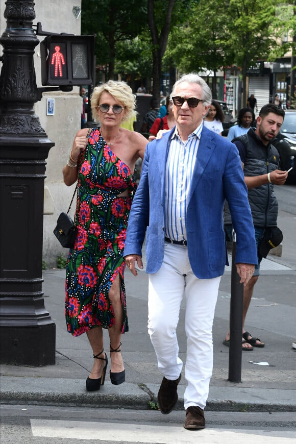 Sophie Davant et son compagnon William Leymergie - Mariage de Claude Lelouch à la mairie du 18ème à Paris. Le 17 juin 2023