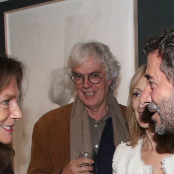 Jacqueline Bisset, Martine Couralet-Laing et Bernard Montiel - Martine Couralet-Laing dédicace son livre "DreamLAnd" à la Galerie XII à Paris le 19 Octobre 2023. © Bertrand Rindoff / Bestimage