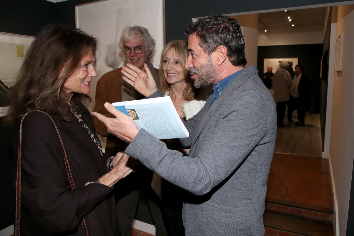 Photo : Jacqueline Bisset, Martine Couralet-Laing et Bernard Montiel -  Martine Couralet-Laing dédicace son livre 