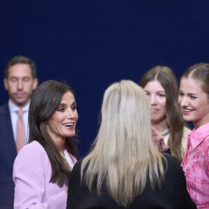 Elle a rencontré toute la famille royale.
Le roi Felipe VI d'Espagne, La reine Letizia d'Espagne La princesse Leonor L'infante Sofia d'Espagne, Meryl Streep (de dos) - La famille royale d'Espagne accueille les lauréats du prix Princesse des Asturies lors d'une réception à Oviedo, le 20 octobre 2023. 