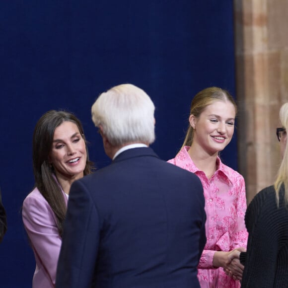 Le roi Felipe VI d'Espagne, La reine Letizia d'Espagne La princesse Leonor L'infante Sofia d'Espagne, Meryl Streep (de dos) - La famille royale d'Espagne accueille les lauréats du prix Princesse des Asturies lors d'une réception à Oviedo, le 20 octobre 2023. 