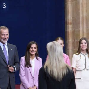 Qui semblait ravie de la voir arriver ! 
Le roi Felipe VI d'Espagne, La reine Letizia d'Espagne La princesse Leonor L'infante Sofia d'Espagne, Meryl Streep (de dos) - La famille royale d'Espagne accueille les lauréats du prix Princesse des Asturies lors d'une réception à Oviedo, le 20 octobre 2023.