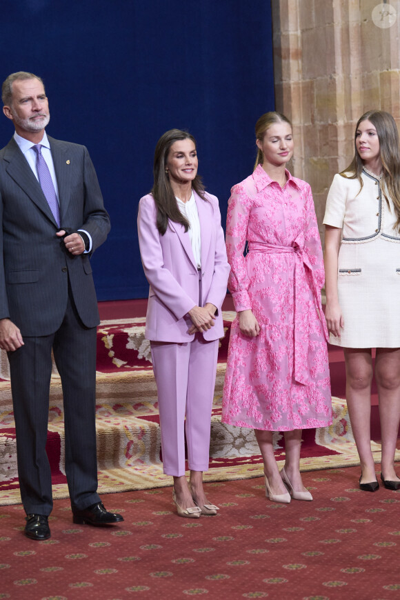 Le roi Felipe VI d'Espagne, La reine Letizia d'Espagne La princesse Leonor L'infante Sofia d'Espagne - La famille royale d'Espagne accueille les lauréats du prix Princesse des Asturies lors d'une réception à Oviedo, le 20 octobre 2023. 