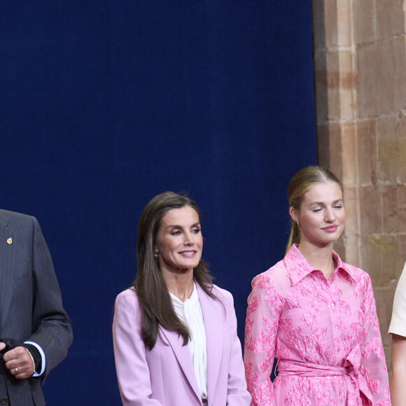 Le roi Felipe VI d'Espagne, La reine Letizia d'Espagne La princesse Leonor L'infante Sofia d'Espagne - La famille royale d'Espagne accueille les lauréats du prix Princesse des Asturies lors d'une réception à Oviedo, le 20 octobre 2023. 