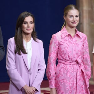 Letizia d'Espagne et sa fille aînée Leonor étaient accordées pour la réception dans les Asturies.
La reine Letizia d'Espagne La princesse Leonor - La famille royale d'Espagne accueille les lauréats du prix Princesse des Asturies lors d'une réception à Oviedo. 