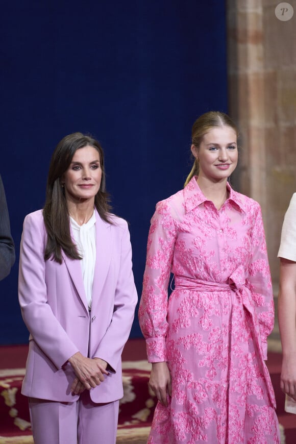 Letizia d'Espagne et sa fille aînée Leonor étaient accordées pour la réception dans les Asturies.
La reine Letizia d'Espagne La princesse Leonor - La famille royale d'Espagne accueille les lauréats du prix Princesse des Asturies lors d'une réception à Oviedo. 