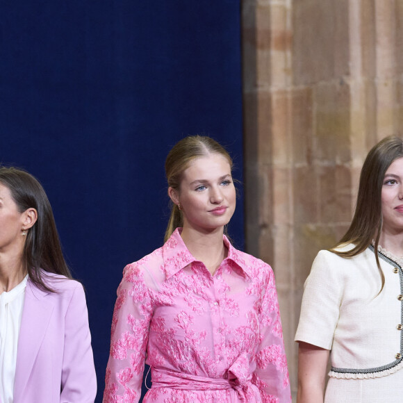 Le roi Felipe VI d'Espagne, La reine Letizia d'Espagne La princesse Leonor L'infante Sofia d'Espagne - La famille royale d'Espagne accueille les lauréats du prix Princesse des Asturies lors d'une réception à Oviedo, le 20 octobre 2023. 