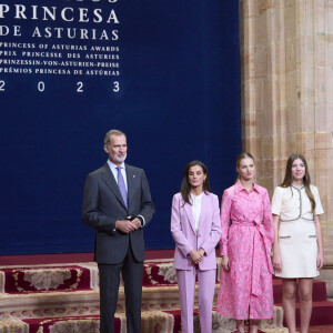 Le roi Felipe VI d'Espagne, La reine Letizia d'Espagne La princesse Leonor L'infante Sofia d'Espagne - La famille royale d'Espagne accueille les lauréats du prix Princesse des Asturies lors d'une réception à Oviedo, le 20 octobre 2023. 