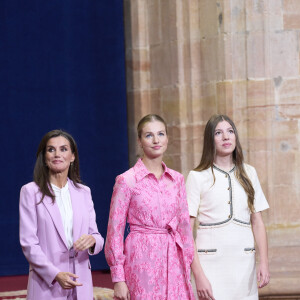 Tout comme sa soeur, Sofia, à peine revenue de Grande-Bretagne où elle étudie.
La reine Letizia d'Espagne La princesse Leonor L'infante Sofia d'Espagne - La famille royale d'Espagne accueille les lauréats du prix Princesse des Asturies lors d'une réception à Oviedo, le 20 octobre 2023. 