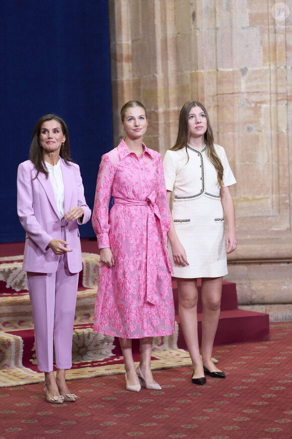 Tout comme sa soeur, Sofia, à peine revenue de Grande-Bretagne où elle étudie.
La reine Letizia d'Espagne La princesse Leonor L'infante Sofia d'Espagne - La famille royale d'Espagne accueille les lauréats du prix Princesse des Asturies lors d'une réception à Oviedo, le 20 octobre 2023. 
