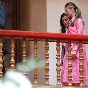 Le roi Felipe VI et la reine Letizia d'Espagne, L'infante Sofia d'Espagne, La princesse Leonor - La famille royale d'Espagne arrive à la réception des lauréats du prix Princesse des Asturies à Oviedo, le 19 octobre 2023. 