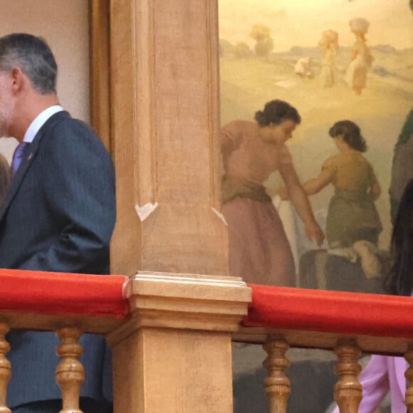 Le roi Felipe VI et la reine Letizia d'Espagne, L'infante Sofia d'Espagne, La princesse Leonor - La famille royale d'Espagne arrive à la réception des lauréats du prix Princesse des Asturies à Oviedo, le 19 octobre 2023. 