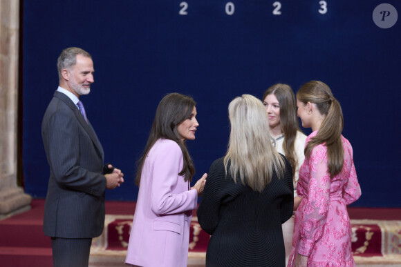 Le roi Felipe VI d'Espagne, La reine Letizia d'Espagne La princesse Leonor L'infante Sofia d'Espagne, Meryl Streep (de dos) - La famille royale d'Espagne accueille les lauréats du prix Princesse des Asturies lors d'une réception à Oviedo, le 20 octobre 2023. 