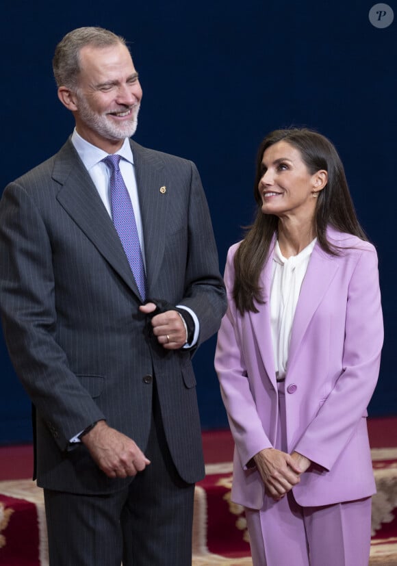 Le roi Felipe VI et la reine Letizia d'Espagne, - La famille royale d'Espagne accueille les lauréats du prix Princesse des Asturies lors d'une réception à Oviedo, le 20 octobre 2023. 