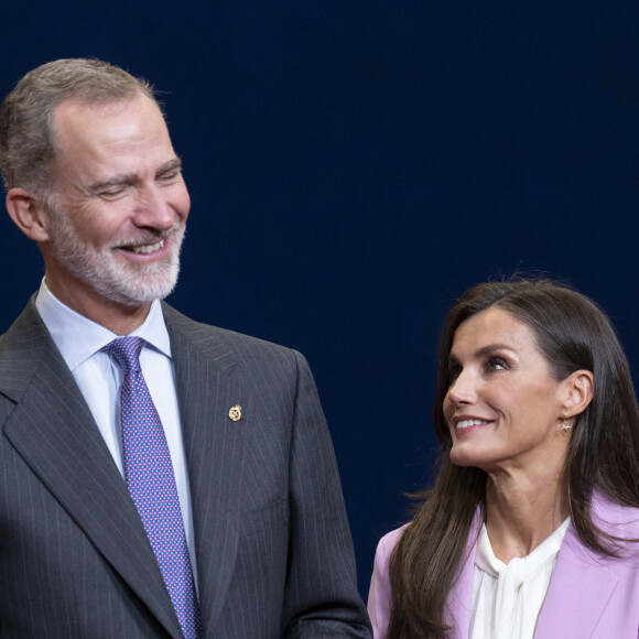 Le roi Felipe VI et la reine Letizia d'Espagne, - La famille royale d'Espagne accueille les lauréats du prix Princesse des Asturies lors d'une réception à Oviedo, le 20 octobre 2023. 