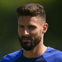 Olivier Giroud : Clashé par un célèbre humoriste, l'attaquant des Bleus lui envoie un sacré tacle en réponse !