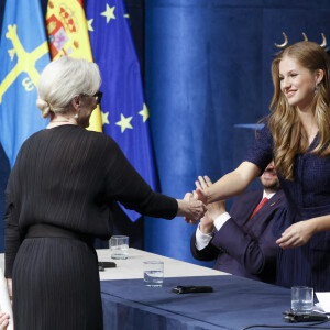 La princesse Leonor et l'actrice Meryl Streep - La famille royale d'Espagne lors de la cérémonie des "Prix Princesse des Asturies 2023" à Oviedo, Espagne, le 20 octobre 2023. 