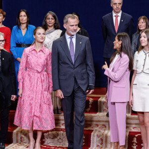 Le roi Felipe VI d'Espagne, La reine Letizia d'Espagne La princesse Leonor, L'infante Sofia d'Espagne, Meryl Streep - La famille royale d'Espagne accueillent Meryl Streep, lauréate du prix Princesse des Asturies (Culture) lors d'une réception à Oviedo, le 20 octobre 2023. 