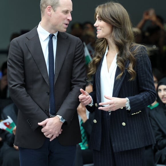 Le prince William, prince de Galles, et Catherine (Kate) Middleton, princesse de Galles, lors d'une visite au lycée Fitzalan de Cardiff, le 3 octobre 2023. Le couple princier est venu pour en apprendre davantage sur les cours professionnels proposés par l'école. 