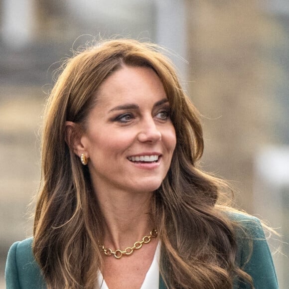 La future reine compte-t-elle y inscrire George ou Charlotte ? 
Catherine (Kate) Middleton, princesse de Galles, va visiter l'usine textile familiale "AW Hainsworth" à Leeds, le 26 septembre 2023. La société patrimoniale fabrique des tissus en laine britanniques, des textiles techniques de haute performance et des tissus. En 1958, l'arrière-arrière-grand-père de la princesse vendit William Lupton & Co à AW Hainsworth. 