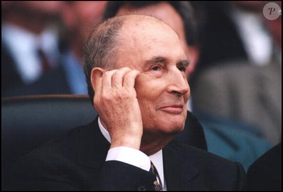 Mais il est pour rappel décédé le 8 janvier 1996, à 79 ans.
Archives - François Mitterrand au Parc des Princes